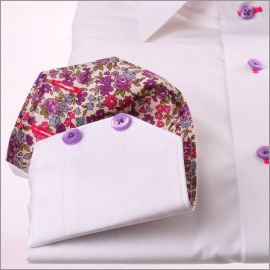 Chemise blanche à col et poignets à fleurs violettes, bleues et roses 