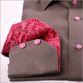 Camiseta gris de lino con cuello y puños de color rosa patrón de