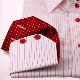 Camisa blanca con rayas rojas y cuello y puños de color rojo con manchas