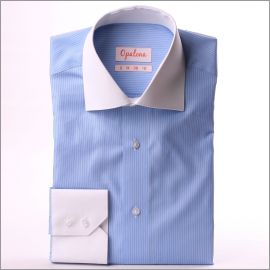 Chemise bleue à fines rayures blanches, col et poignets blancs