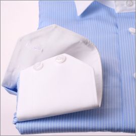 Chemise bleue à fines rayures blanches, col et poignets blancs