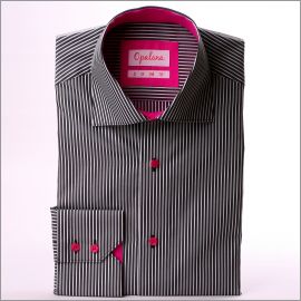 Camisa a rayas en blanco y negro con cuello y puños de color fucsia