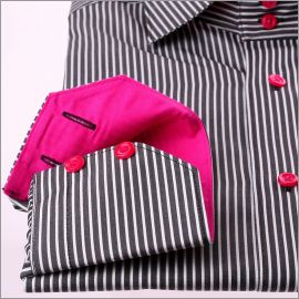 Camisa a rayas en blanco y negro con cuello y puños de color fucsia