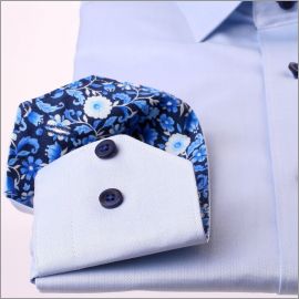 Chemise bleu clair à col et poignets à motifs fleuris bleus et bleu marine