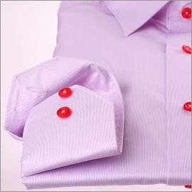 Lila camisa con botones de color fucsia