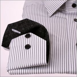 Camisa blanca con rayas negras, grises y negro de cuello y puños patrón