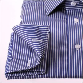 Camisa azul oscuro puño francés con rayas blancas