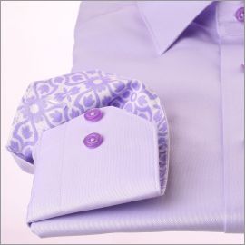 Lila camisa con lila y blanco Patrón cuello y puños