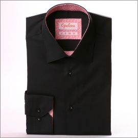 Camisa negra con cuello y puños de flores de color rosa
