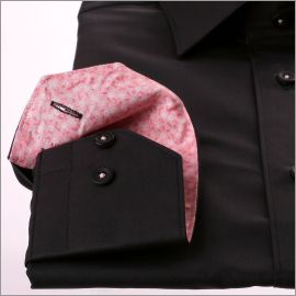 Camisa negra con cuello y puños de flores de color rosa