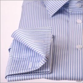Chemise blanche à rayures bleues et poignets mousquetaires