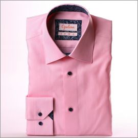 Camisa de color rosa con blanco y cuello azul patrón y puños