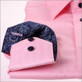 Camisa de color rosa con blanco y cuello azul patrón y puños