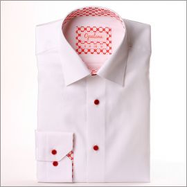 Camisa blanca con cuello y puños de patrón de color rojo