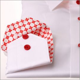 Camisa blanca con cuello y puños de patrón de color rojo