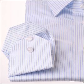 Camisa blanca con rayas azules claras