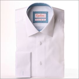 Camisa blanca con puño francés patrón geométrico azul en el cuello y los puños