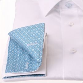 Camisa blanca con puño francés patrón geométrico azul en el cuello y los puños