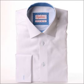 Chemise blanche à poignets mousquetaires, col à motifs géométriques bleus