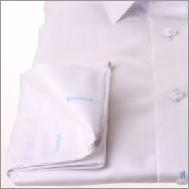 Chemise blanche à poignets mousquetaires, col à motifs géométriques bleus