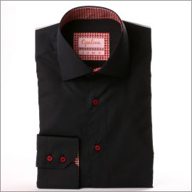 Camisa negra con patrones de color beige y rojo en el cuello y los puños
