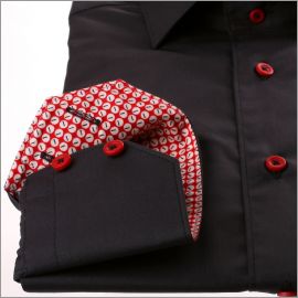 Camisa negra con patrones de color beige y rojo en el cuello y los puños