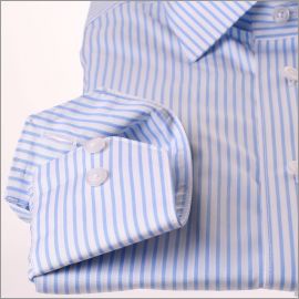 Chemise à rayures blanches et bleu clair
