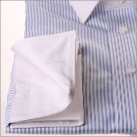 Blanco y azul a rayas camisa de puño francés con cuello y puños blancos