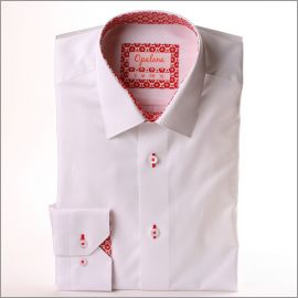 Camisa blanca con cuello y puños de flores rojas