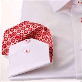 Camisa blanca con cuello y puños de flores rojas