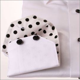 Camisa blanca con puntos negros en cuello y puños