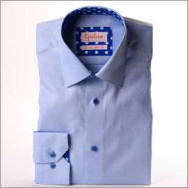 Chemise bleu clair à col et poignets à pois blancs sur fond bleu électrique