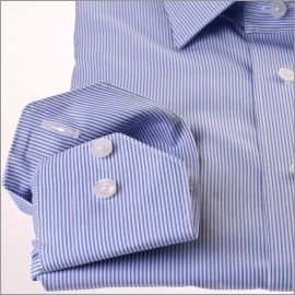 Blanco y medianas rayas azules camisa