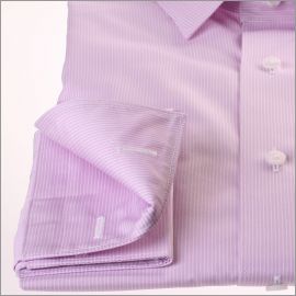 Chemise mauve à fines rayures blanches et poignets mousquetaires