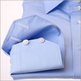 Chemise bleue à fines rayures blanches