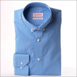 Camisa a cuadros de la turquesa azul y blanco con un collar botón abajo