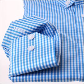 Camisa a cuadros de la turquesa azul y blanco con un collar botón abajo