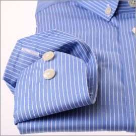 Синяя кнопка вниз воротник рубашки с белыми полосами