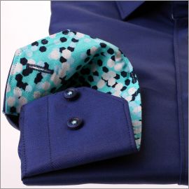 Camisa azul marino con turquesa, blanco y azul marino de cuello azul del modelo y puños