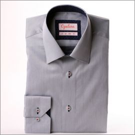 Camisa gris claro con puntos blancos y rojos sobre un fondo azul marino