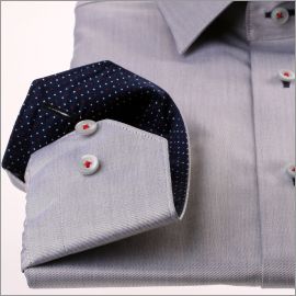 Camisa gris claro con puntos blancos y rojos sobre un fondo azul marino