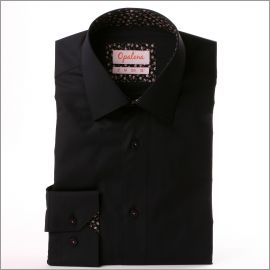 Camisa de negro con un collar de flores de color rosa y puños