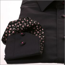 Camisa de negro con un collar de flores de color rosa y puños