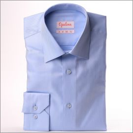 Camisa azul claro con un tejido de espiga