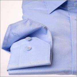 Camisa azul claro con un tejido de espiga