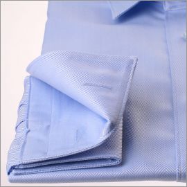 Chemise bleu clair à poignets mousquetaires, tissu à chevrons
