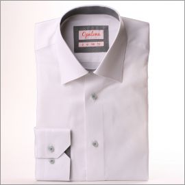 Camisa blanca con puntos grises cuello y puños