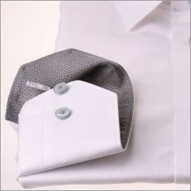 Camisa blanca con puntos grises cuello y puños