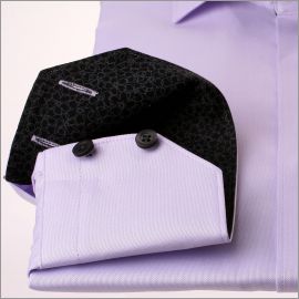 Camisa lila con cuello y puños de flores de color gris y negro