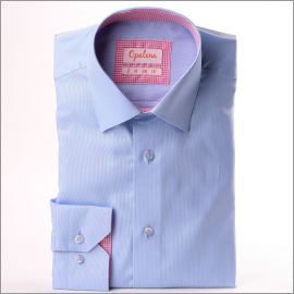 Camisa azul claro con blanco y rosa cuello y puños a cuadros
